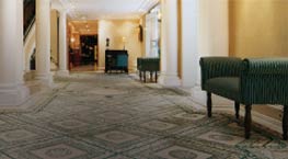 Säulenraum mit Teppich
